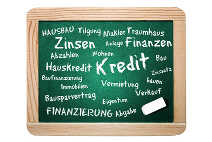 Jetzt günstig umschulden - abzahlen anlage bausparvertrag finanzamt finanzierung geld hausbau hauskredit immobilien kredit makler rate raten schild tafel tilgung verkauf vermietung vermögen zinsen.