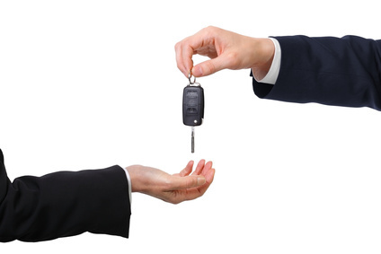  Autokredit für Selbstständige - anzug arme aushändigen ausliefern auto autokauf automobil autoschlüssel autoverkauf autovermietung fahrzeug fahrzeugschlüssel fahrzeugübergabe freigestellt geben gebrauchtwagen geschäft geschäftlich geschäftsleute halten hand hintergrund hände isoliert kaufen kfz käufer leasen leasing mieten mietfahrzeug männlich nehmen personenwagen präsentieren reichen schlüssel verkäufer vermieten weiblich weiß zeigen zeigt zündschlüssel übergeben überreichen.