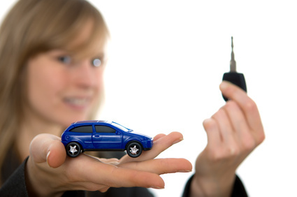 Autokredit Bearbeitungsgebühr - 18 jahre auto autokauf autoschlüssel begeistert bestanden blond darlehen erfolg erwachsen fahren fahrerlaubnis fahrprüfung fahrschule finanzierung frau freude fröhlich führerschein geschenk glücklich kauf kaufen lachen lachend mietwagen mädchen neuwagen planen prüfung schlüssel staunen strahlend teenager vorfreude zufrieden zukunft.