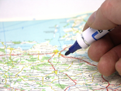 Firmengründung - Wie internationalisiere ich meine Idee? - atlas daumen finger hand karte landkarte marker navigation notiz plan planung reisen route sicherheit stift strasse strassenverkehr suchen umleitung unterwegs verkehr vorbereitung weg.