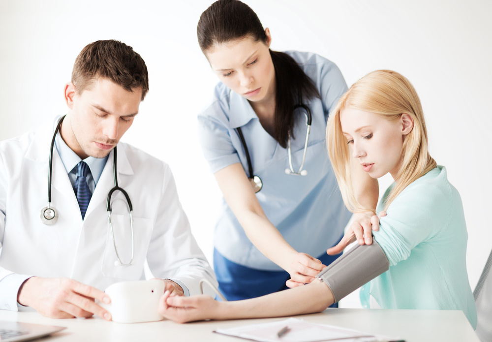 Körperliche Beschwerden: Nicht nur Symptome behandeln! - Krankenversicherung, krank Arzt, Patiernt, Blutdruck,.