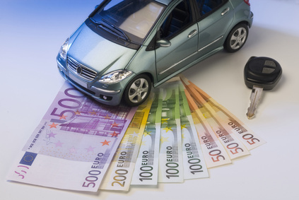 Anzahlung - anschaffung anschaffungskosten anzahlung auto autokauf automobil autoschlüssel banknoten bar bargeld barzahlung einsparen ersparnis euro euroscheine fahrzeug gebrauchtwagen geld geldschein geldscheine hauspreis kaufpreis kfz kleinwagen kompaktauto kompaktvan konzept kosten kraftfahrzeug nebenkosten neuwagen pkw preis preisverhandlung rabatt schlüssel sparen steuer straßenverkehr symbol symbolisch unterhalt unterhaltskosten van verkehr verkehrswesen versicherung wartung werkstatt zweite hand.