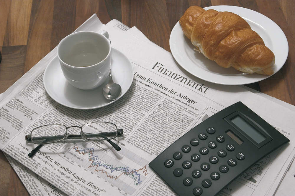 Akzeptkredit - Geldanlage, Zeitung, Frühstückstisch, Frühstücken, Tasse, Essen, Croissant, Kursverlauf, Lupe, Börsenkurs, Finanzmarkt, Lesen, Kurse, Börsenhandel, Suchen, Nachrichten, Aktuelles, Geldanlagen, Zeitungen, Magazin, Zeitschrift, Zeitschriften, Magazine, Frühstück, Tassen, Ernährung, Mahlzeit, Nahrung, Lebensmittel, Croissants, Lupen, Börse, Börsenkurse, Aktienhandel, Aktienmarkt, Aktie, Aktien, Dax, Aktienindex, Depot, Aktiendepot, Kurs, Aktienkurs, Finanz, Finanzen, Suche, Nachricht.