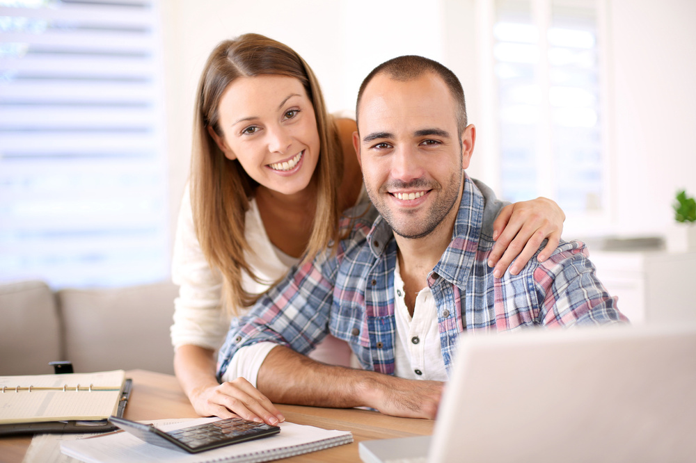 Beamtendarlehen - 30s apartment bank banking budget computer darlehen einkommen einkommensteuer einsparung erwachsen europäisch flach frau haus innen interieur jugendliche konto kredit laptop leute mann paar pfand rechenmaschine schreibarbeit zuhause.