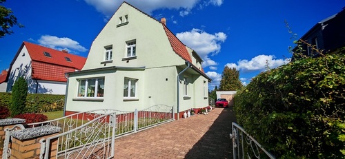Ansicht Strasse - Ein- oder Zweifamilienhaus mit großem Garten