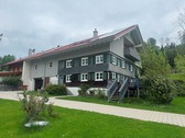 Ansicht Straße - Vielseitiges Haus in Grünenbach – saniert, mit 3 Wohnungen, Ausbaupotenzial & Vermietungschance!