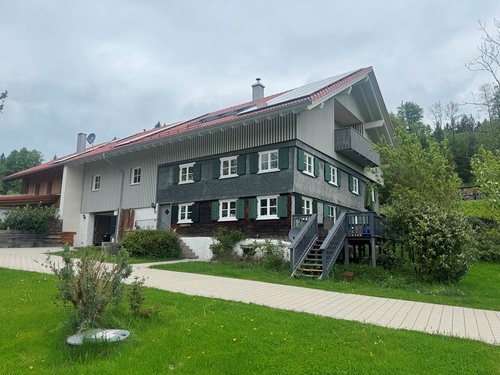 Ansicht Straße - Vielseitiges Haus in Grünenbach – saniert, mit 3 Wohnungen, Ausbaupotenzial & Vermietungschance!