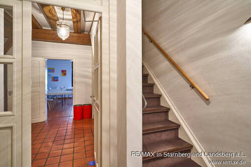 Windfang und Treppe zur Wohnung - 