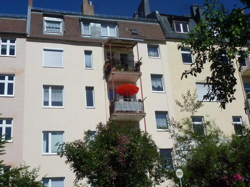 Foto - Zentrumsnahe 5-Zimmer-Wohnung (3. OG) in Hof - Süd-Balkon, Kellerabteil & Dachboden - ideal für WGs