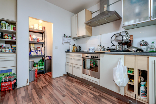 Küche mit Abstellraum - 