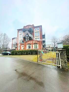 Einfahrt zum Anwesen - 2-Raum-Wohntraum mit Garten in Altchemnitz