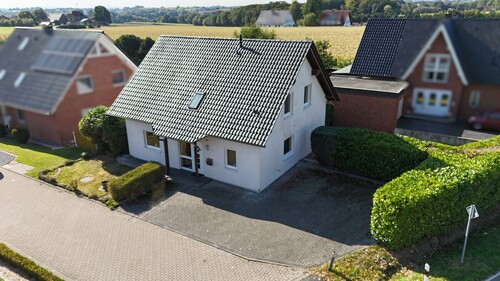 DJI_20251002142518_0139_D - Familiengerechtes Einfamilienhaus mit pflegeleichtem Garten und 3 Stellplätzen