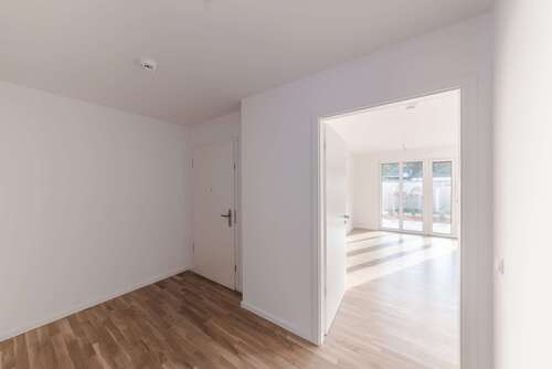 Flur mit Blick ins Wohnzimmer - Erdgeschoßwohnung mit 63,00 m² in Berlin zum Kaufen