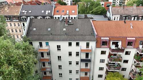Hinteransicht Haus - Leipzig, Anger-Crottendorf - Altbauflair trifft Natur – 3-Zi-Whg mit Balkon und grünem Hofblick