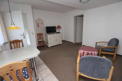Wohnzimmer (Küchensicht) - 2 Zimmer Erdgeschoßwohnung in Graal-Müritz