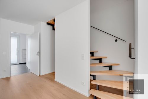 Treppenhaus EG - Reihenmittelhaus mit 145,00 m&sup2; in Friedberg (Hessen) zur Miete