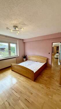 Großzügiges Schlafzimmer - 