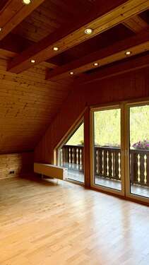 Lichtdurchfluteter Raum mit Zugang zum Balkon im DG - 