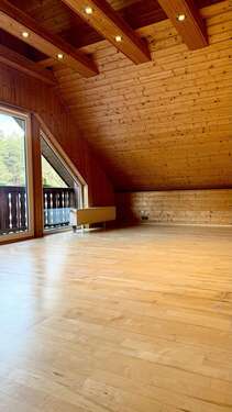 Lichtdurchfluteter Raum mit Zugang zum Balkon im DG - 