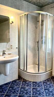 Badezimmer im EG mit Dusche - 