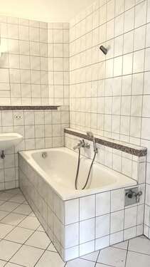 Badezimmer mit Badewanne - 
