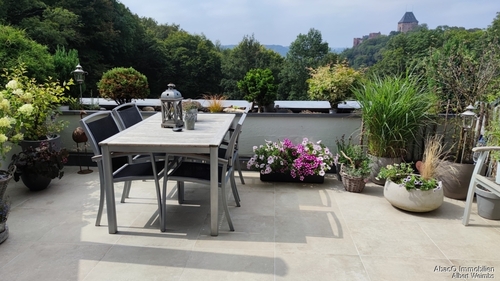 Terrasse im Sommer - Tolle Ferienwohnung! Hochwertig modernisierte Eigentumswohnung - Südwest-Terrasse und Burgblick!
