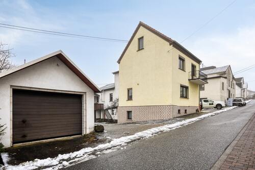 Straßenansicht mit Garage seitlich links - 12 Zimmer Zweifamilienhaus zum Kaufen in Mogendorf