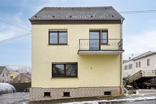 Straßenansicht vorn - 12 Zimmer Zweifamilienhaus in Mogendorf