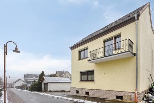 Straßenansicht seitlich rechts - Zweifamilienhaus mit 187,00 m&sup2; in Mogendorf zum Kaufen