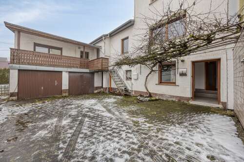 Hintere Wohneinheit mit Garagen & Hof - 