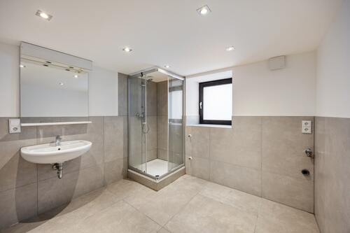 Modernes Tageslichtbad WE1 - 