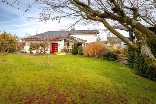 Haus mit Garten - 8 Zimmer Einfamilienhaus in Rüscheid