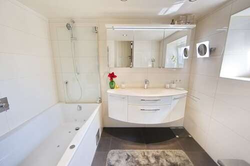Helles Bad mit Badewanne - 