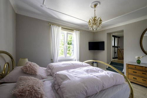 Schlafzimmer mit Stuckdecke - 