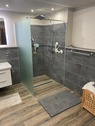 Badezimmer mit barrierefreier Dusche - 