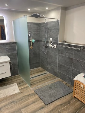 Badezimmer mit barrierefreier Dusche - 