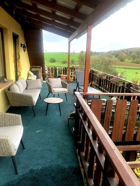 Teilw. überd. Terrasse OG - 