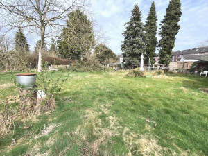 Sicht in das weitläufige Grundstück der Liegenscha - 