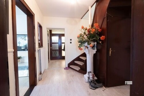 k-Flur mit Treppenaufgang und Kellertür - 