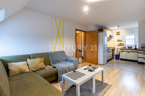 Wohnbereich mit Blick in die Küche - 2 Zimmer Dachgeschoßwohnung zum Kaufen in Dortmund - Westrich