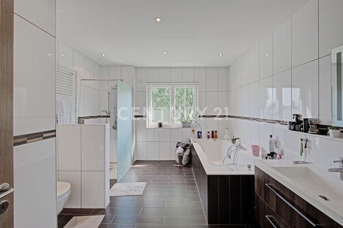 Badezimmer mit Fenster - Wohn- & Geschäftshaus mit 124,80 m&sup2; in Herne zum Kaufen