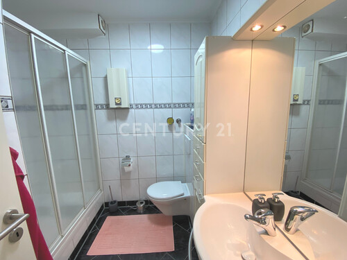 Badezimmer mit Dusche und Lüftung - 