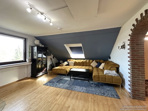 Wohnzimmer - JÄSCHKE - Großzügige 4-Zimmer-Dachgeschosswohnung mit Gartenanteil und Garage
