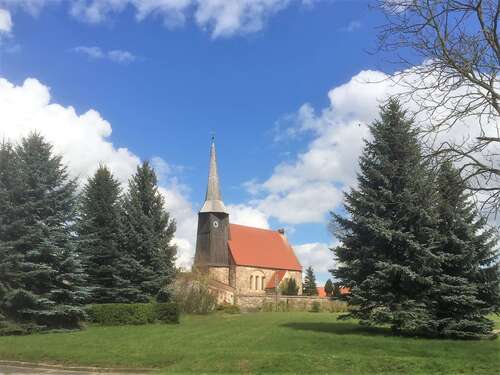 Kirche im Ort - 