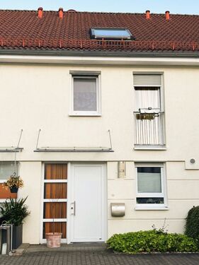 Hauseingang - Provisionsfrei* Maintal-Bischofsheim (Spessartstr.): Neuwertiges, modernes RMH in ruhiger Lage