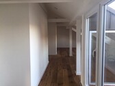 Wohnzimmer und Flur mit exklusviver Landhausdiele in Eiche - Neuwertige 3-Zimmer-DG-Wohnung mit Loggia und KFZ-Stellplatz Nbg-Schweinau