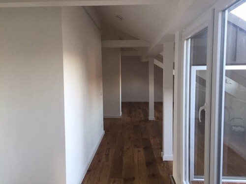 Wohnzimmer und Flur mit exklusviver Landhausdiele in Eiche - Neuwertige 3-Zimmer-DG-Wohnung mit Loggia und KFZ-Stellplatz Nbg-Schweinau