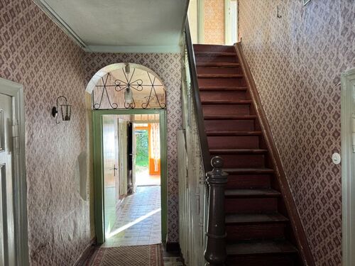 Flur und Treppenaufgang - Zugang zum Dachgeschoss - 