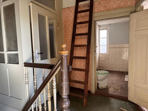 Flur im Dachgeschoss mit Zugang zum Dachboden - 