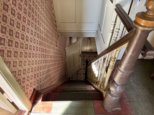 Flur und Treppenaufgang - Zugang zum Erdgeschoss - 